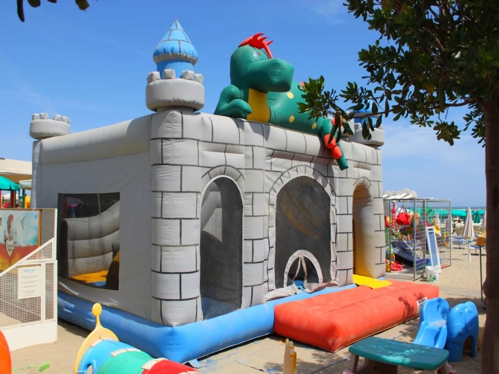 gioco gonfiabile multiattivita castello grisu f1 stabilimento balneare