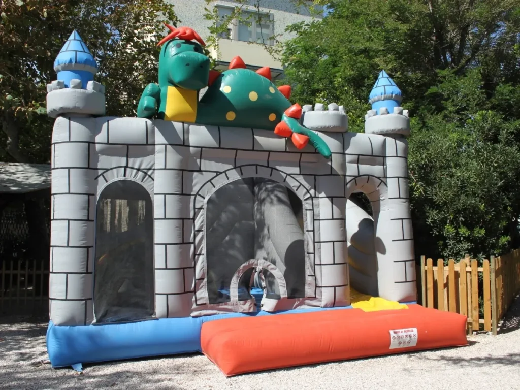 gioco gonfiabile multiattivita castello grisu f2 hotel