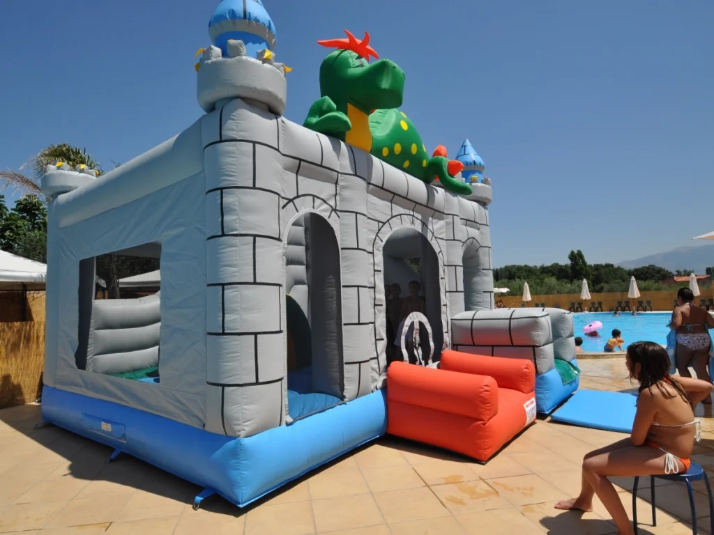 gioco gonfiabile multiattivita castello grisu f7 villaggio turistico