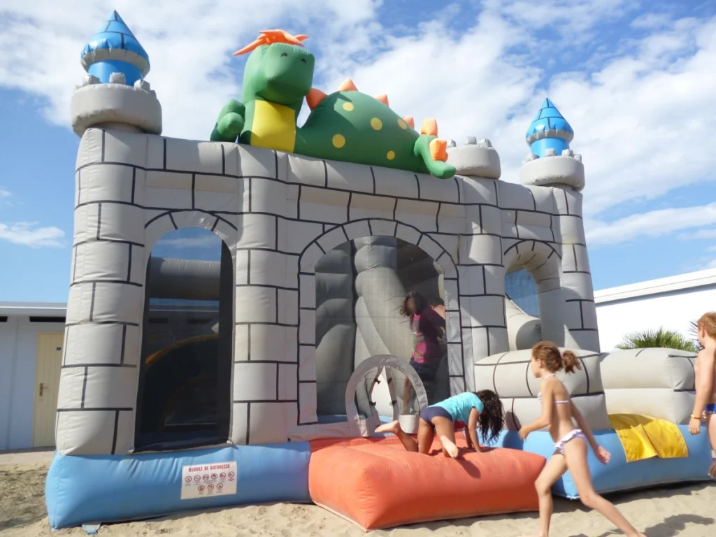 gioco gonfiabile multiattivita castello grisu f8 stabilimento balneare