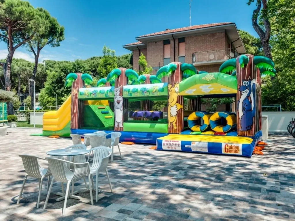 gioco gonfiabile multiattivita percorso oasis f1 hotel