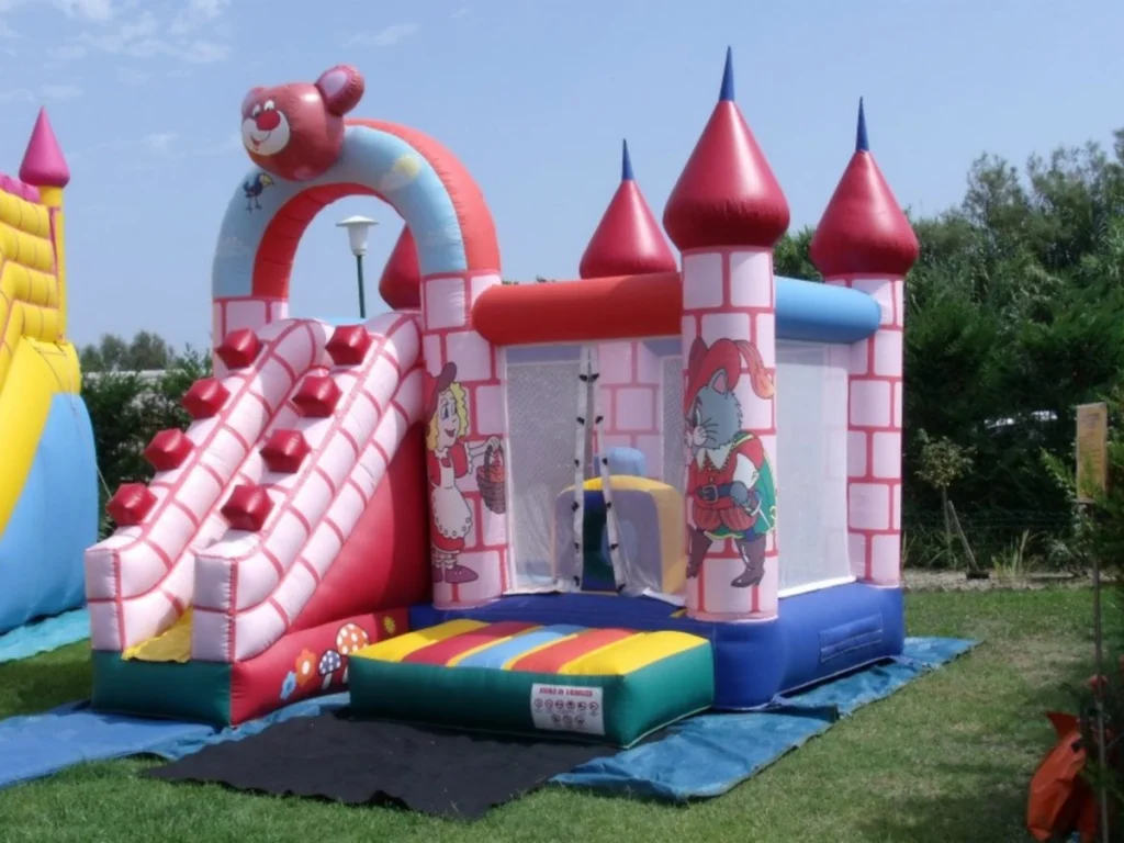 gioco gonfiabile multiattivita pink castle f2 villaggio turistico