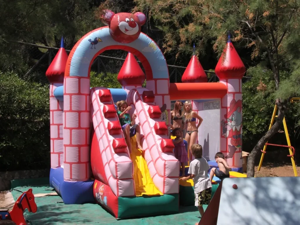 gioco gonfiabile multiattivita pink castle f3 villaggio turistico