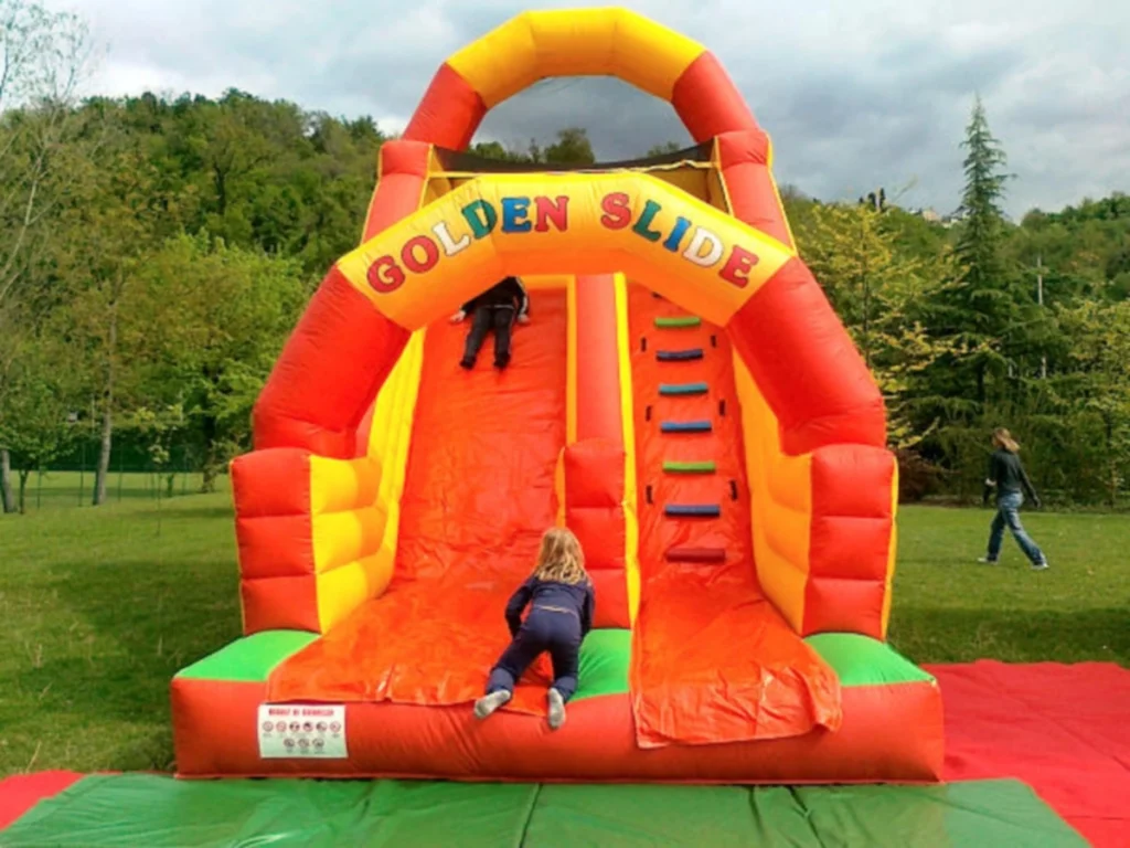 gioco gonfiabile scivolo climb slide f1 villaggio turistico