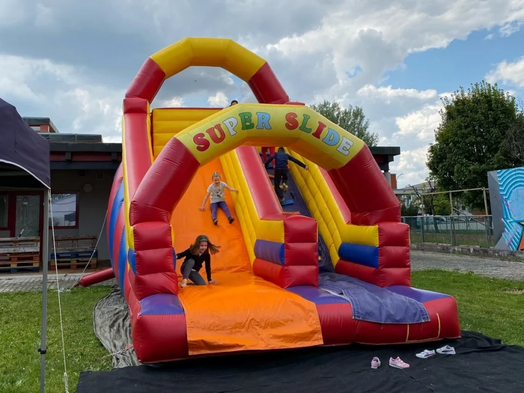 gioco gonfiabile scivolo climb slide f2 giardino privato