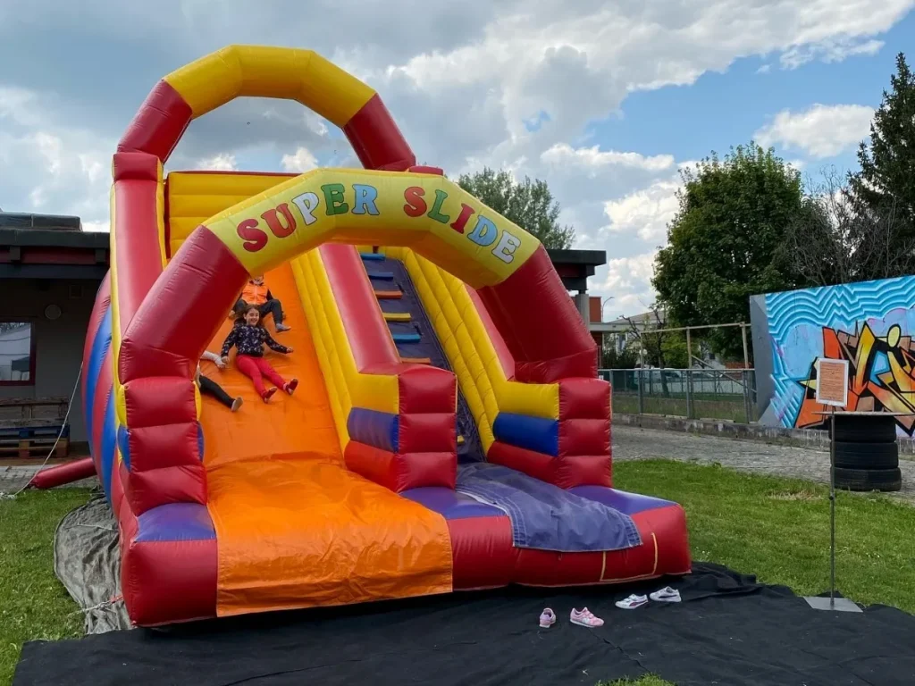 gioco gonfiabile scivolo climb slide f3 giardino privato