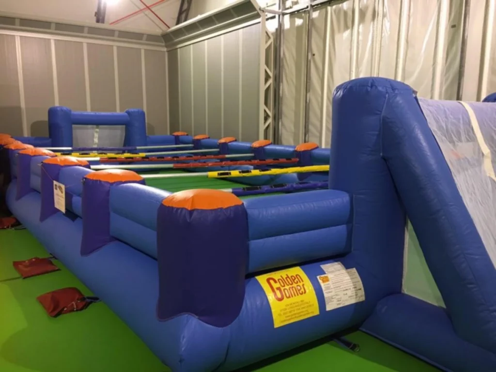 gioco gonfiabile sportivo calciobalilla umano f2 parco giochi indoor