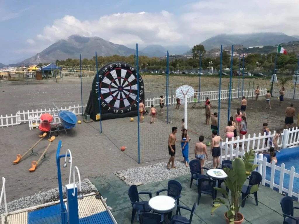 gioco gonfiabile sportivo football darts f3 stabilimento balneare