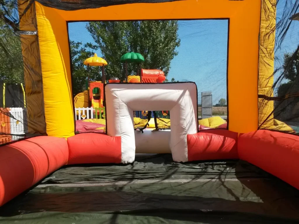 gioco gonfiabile sportivo mini soccer arena f1 parco giochi