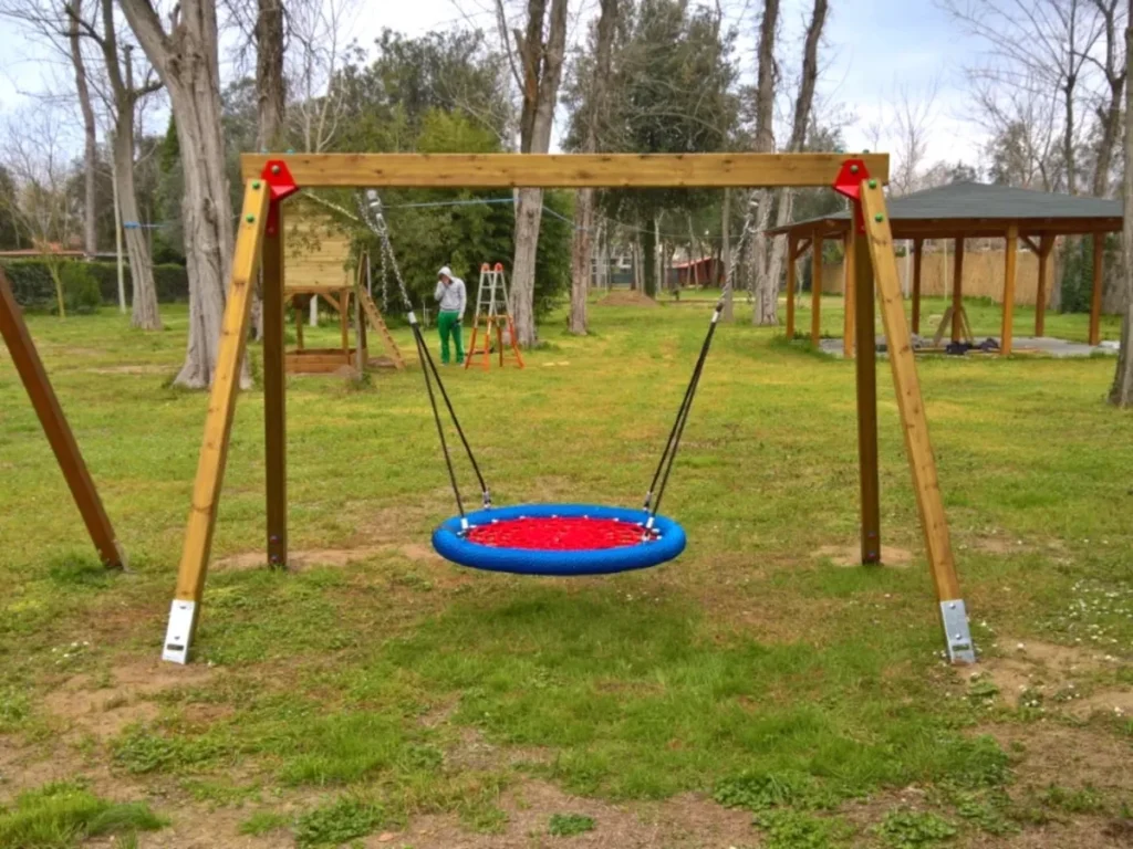 gioco in legno altalena cestone professionale in legno f3 villaggio turistico
