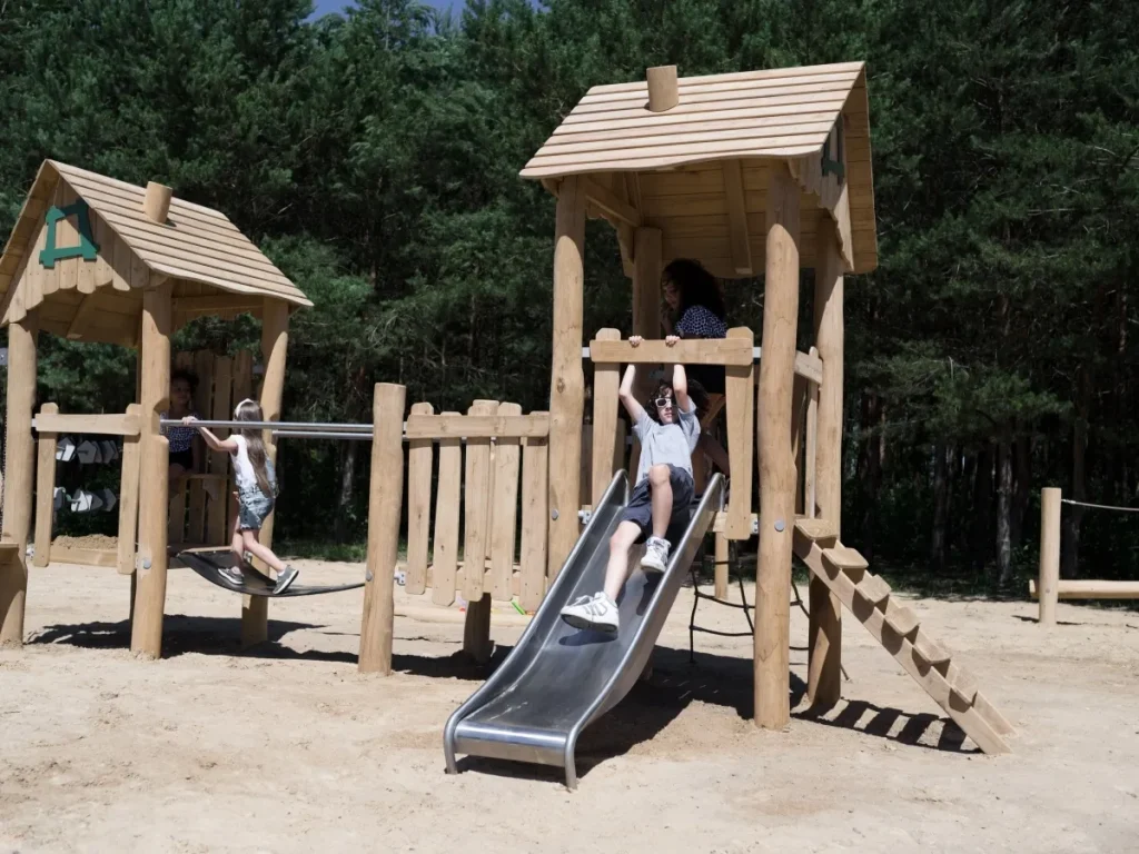gioco in legno robinia 0300 f1 villaggio turistico