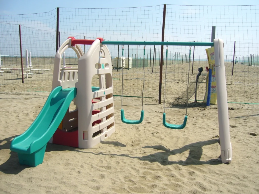 gioco per giardino altalena e scivolo arrampicatoio con altalene f2 stabilimento balneare