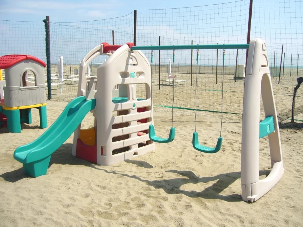gioco per giardino altalena e scivolo arrampicatoio con altalene f3 stabilimento balneare
