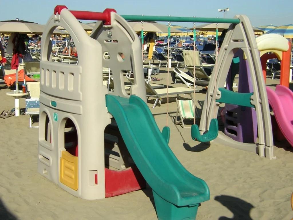 gioco per giardino altalena e scivolo arrampicatoio con altalene f4 stabilimento balneare