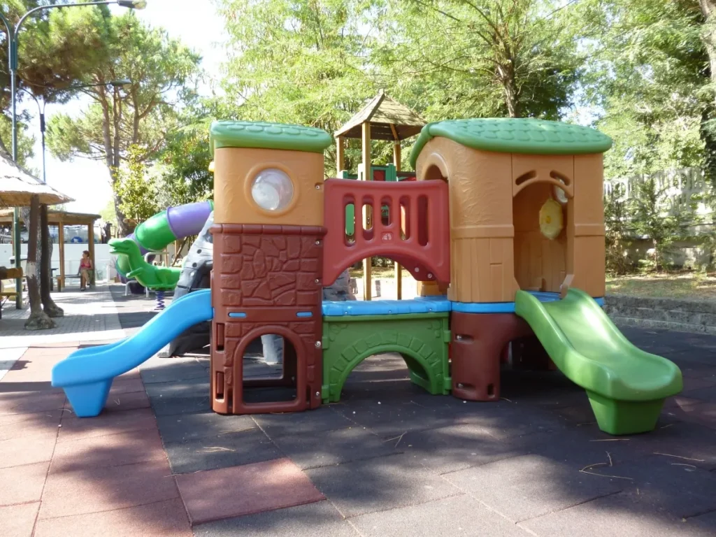 gioco per giardino altalena e scivolo fortino avventura colori naturali f7 parco