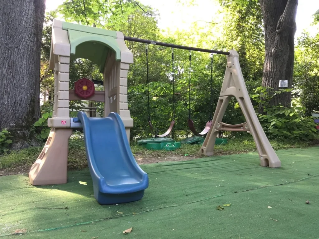 gioco per giardino altalena e scivolo torre con altalena play up f3 campeggio