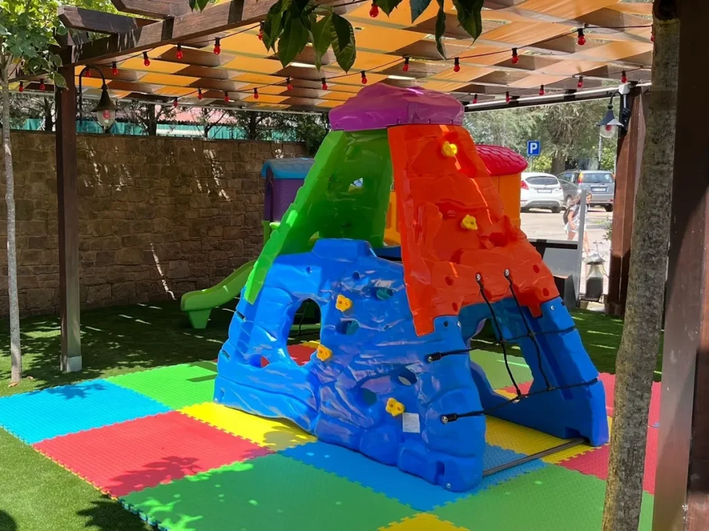 struttura di arrampicata arrampicatoio roccia f3 villaggio turistico