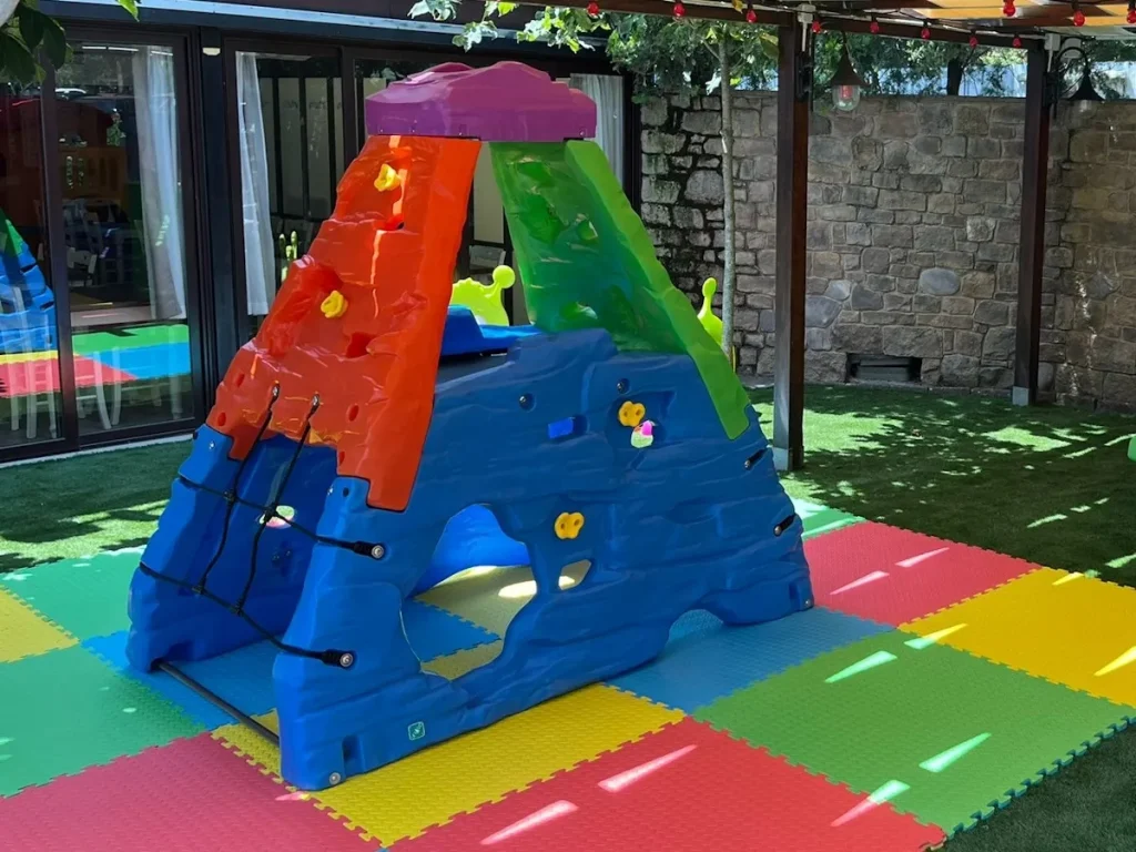 struttura di arrampicata arrampicatoio roccia f4 villaggio turistico