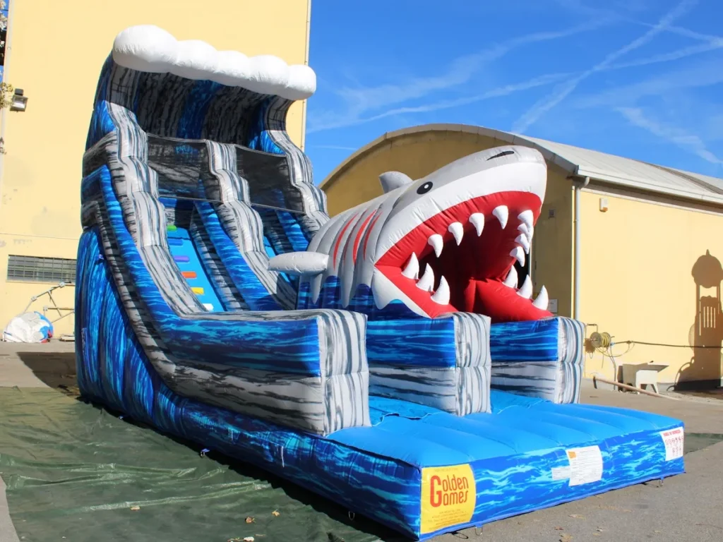gioco gonfiabile scivolo shark slide f1 mostra