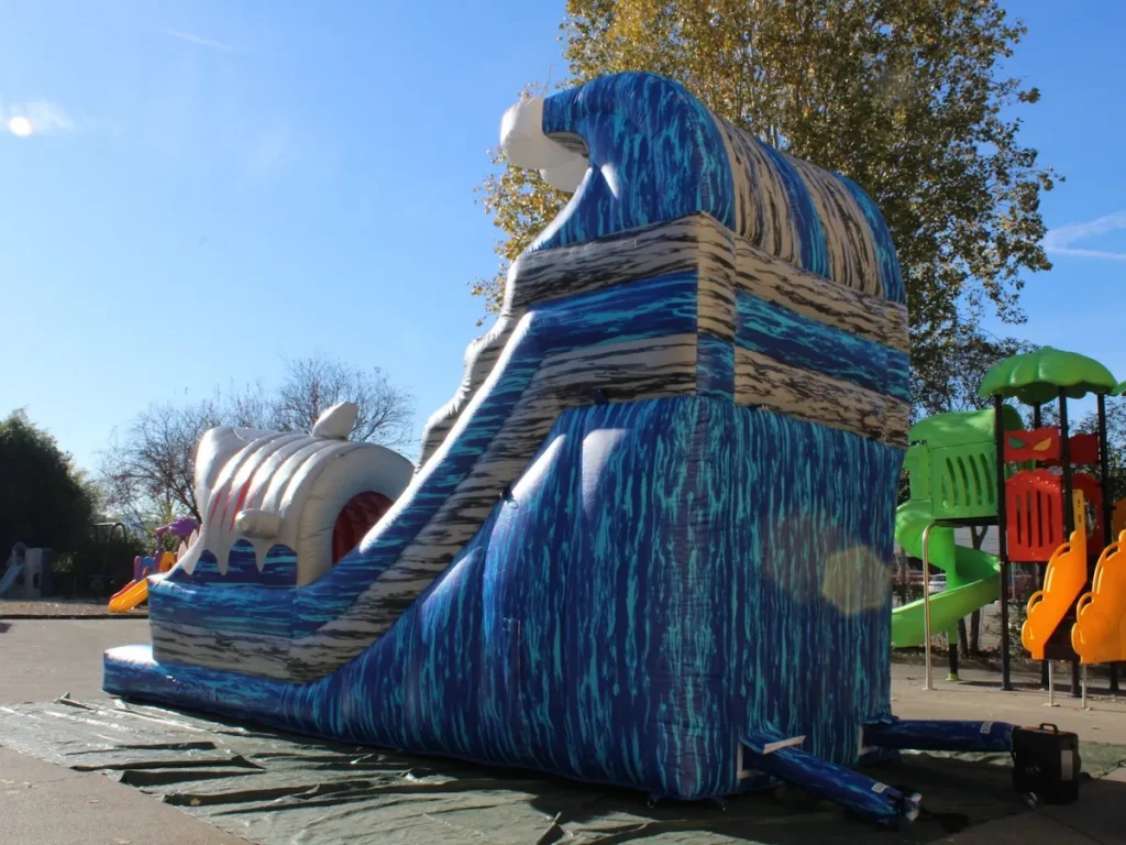 gioco gonfiabile scivolo shark slide f3 mostra