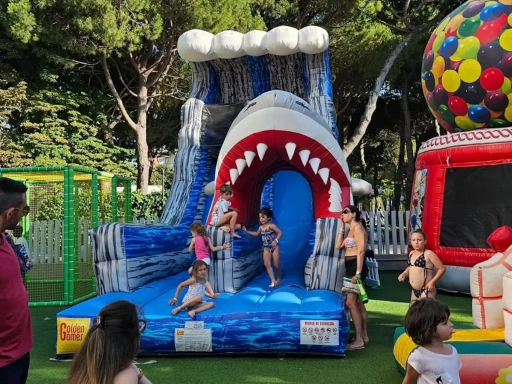 gioco gonfiabile scivolo shark slide f5 hotel