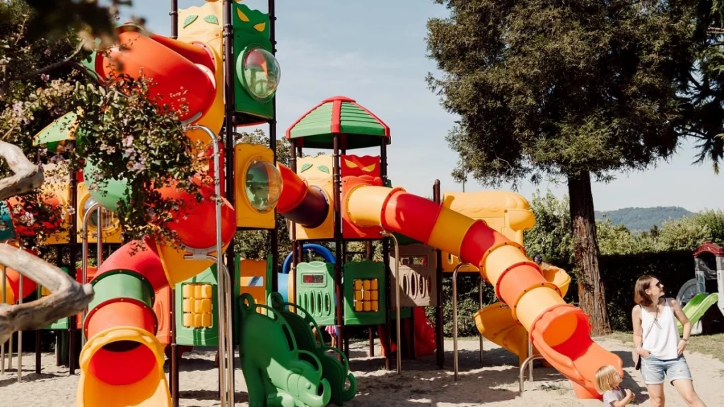 realizzazione villaggio e campeggio iseo f2 area giochi outdoor