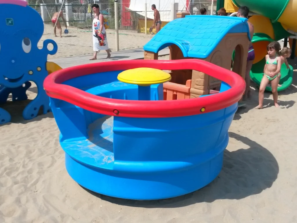 giostra e girello in polietilene blu f4 stabilimento balneare
