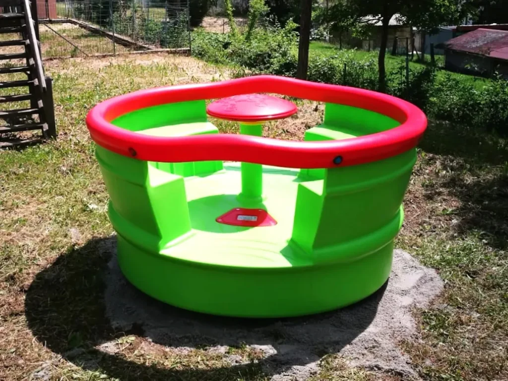 giostra e girello in polietilene verde f2 parco giochi pubblico