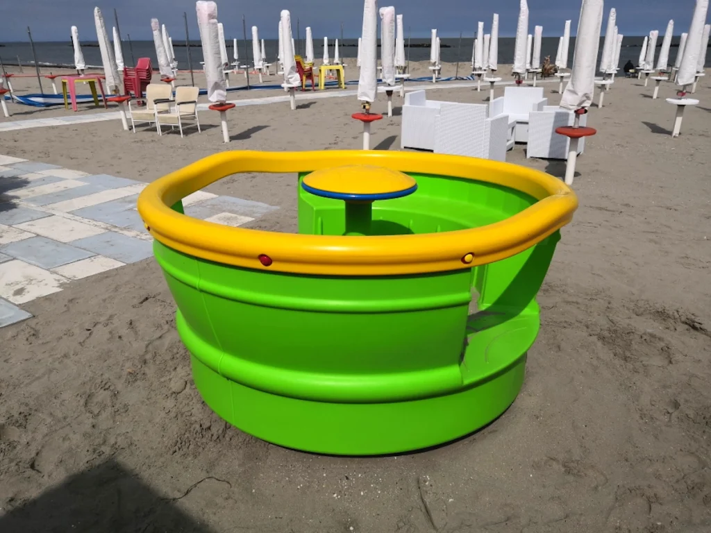 giostra e girello in polietilene verde f3 stabilimento balneare