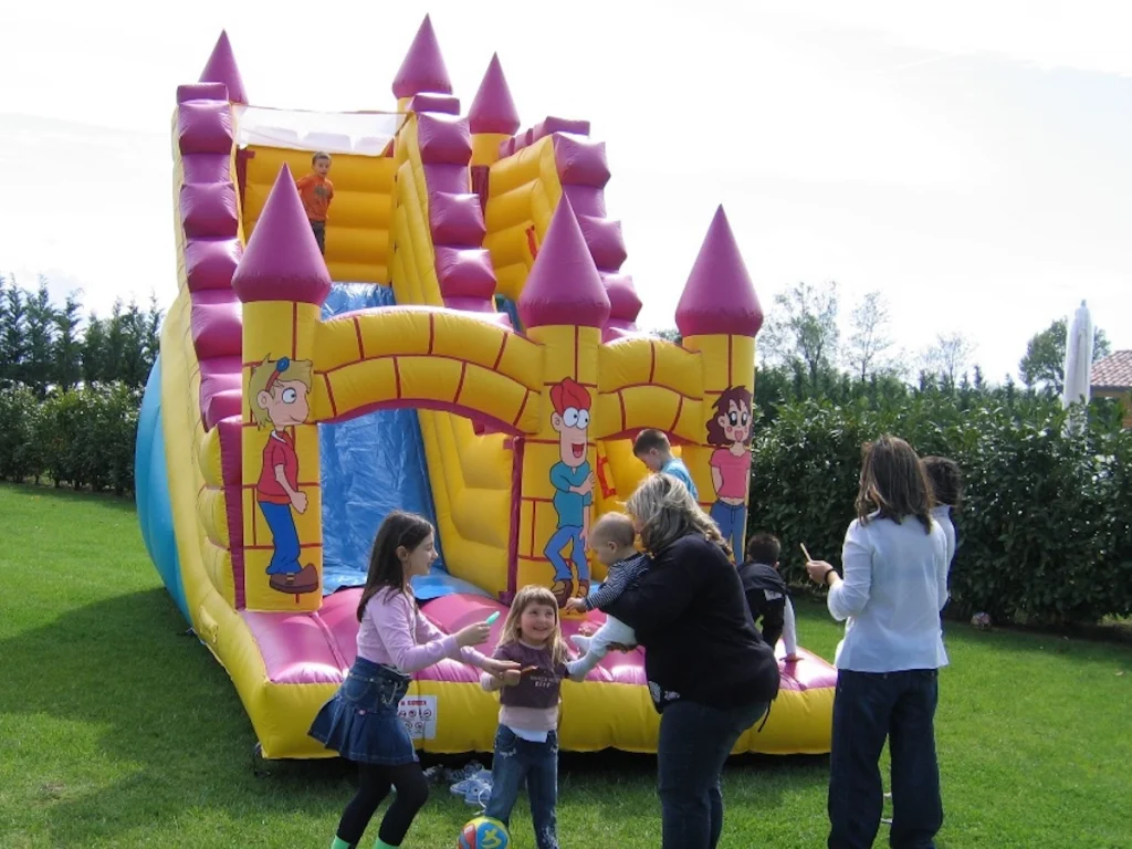 gioco gonfiabile scivolo tower slide f3 giardino privato