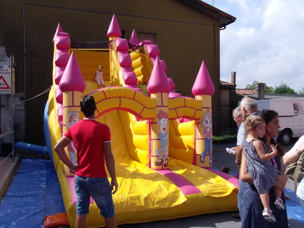 gioco gonfiabile scivolo tower slide f7 area pubblica