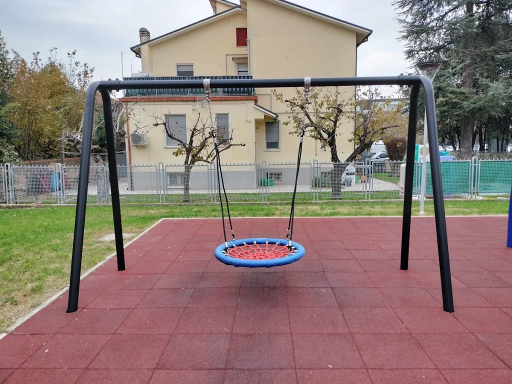 esposizione altalena cestone in acciaio zincato campione mostra f2 parco pubblico