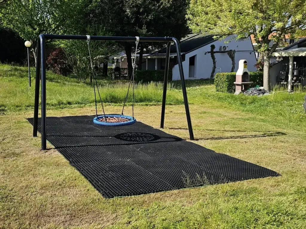 esposizione altalena cestone in acciaio zincato campione mostra f3 parco pubblico