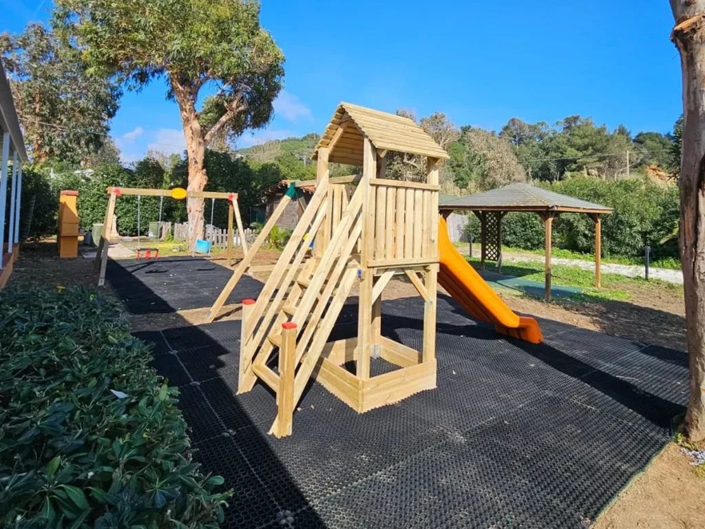 gioco in legno play tower 006p f4 villaggio turistico