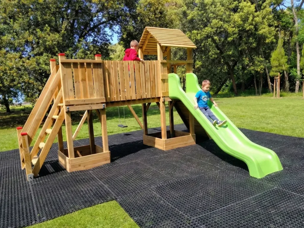 gioco in legno play tower 008p f1 agriturismo