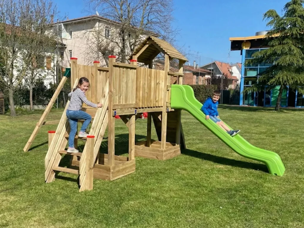 gioco in legno play tower 008p f5 agriturismo