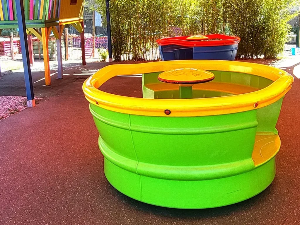 giostra e girello in polietilene f2 parco gioco per bambini