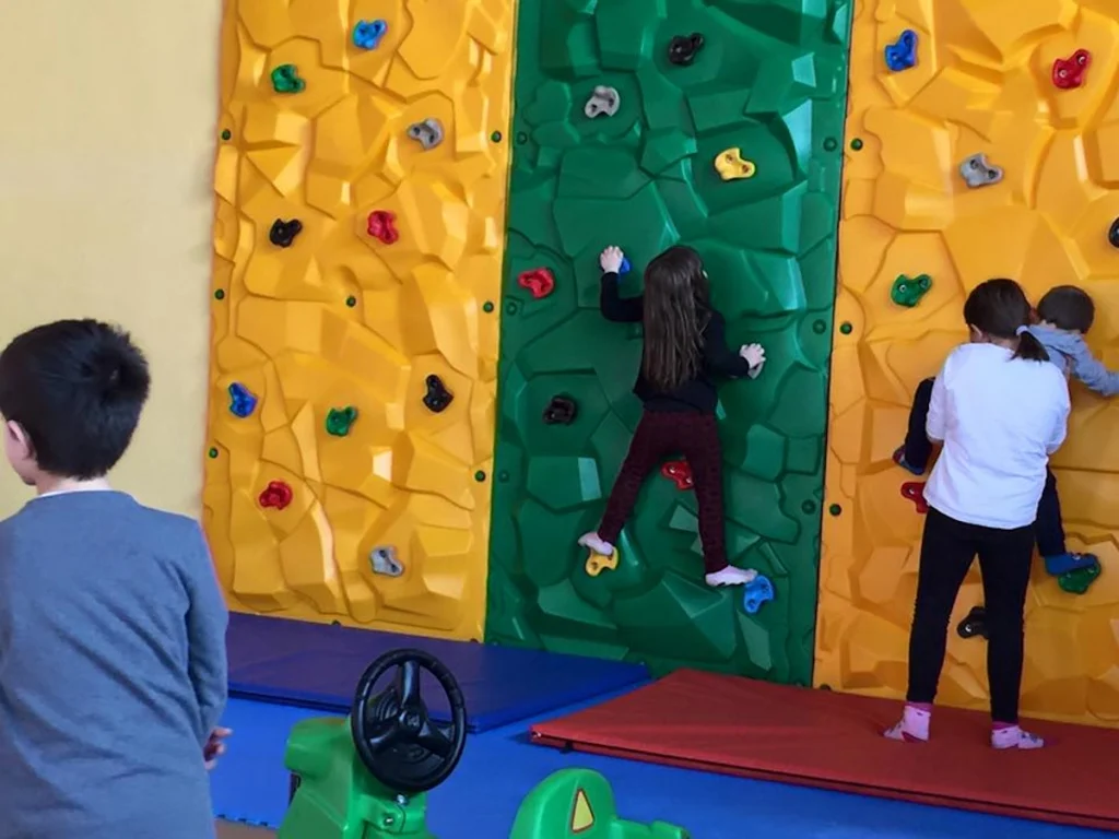 struttura di arrampicata pannello parete rocciosa f2 parco giochi indoor