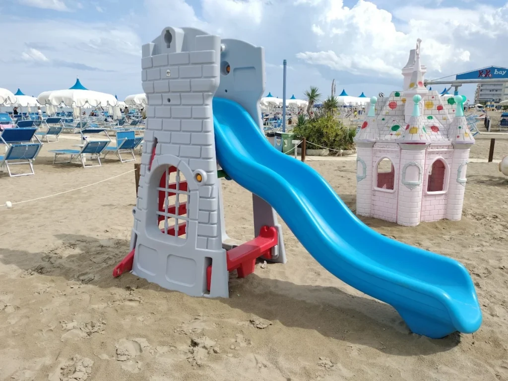 gioco per giardino altalena e scivolo castello f1 stabilimento balneare