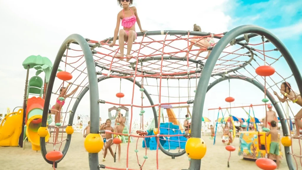 realizzazione stabilimento balneare rosolina mare f4 parco giochi bambino