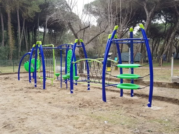 realizzazione villaggio e campeggio lido adriano f2 parco giochi bambino