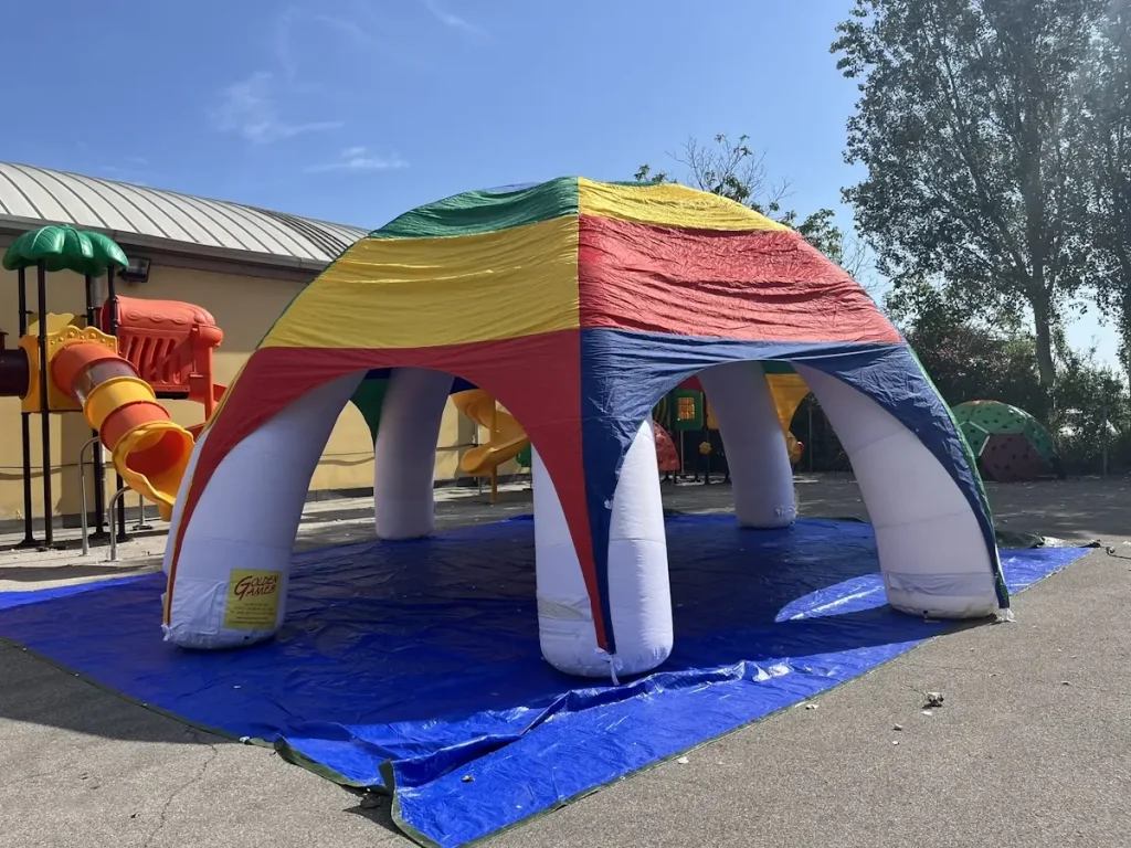 esposizione gioco gonfiabile pubblicitario beach igloo f2 mostra