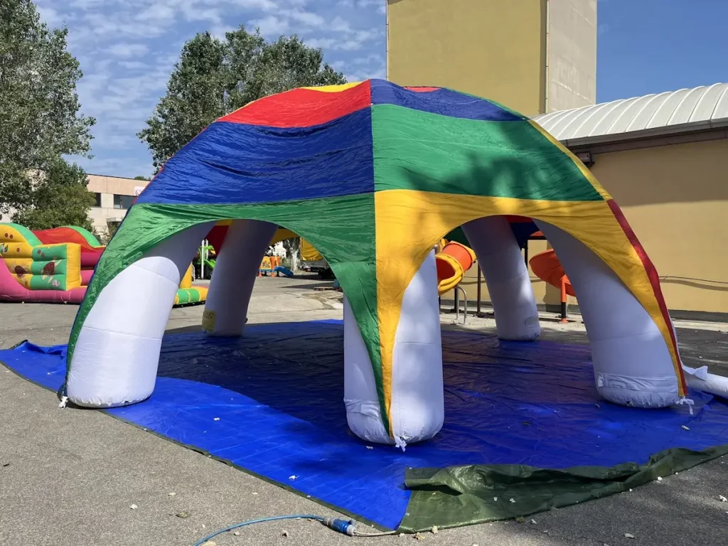 esposizione gioco gonfiabile pubblicitario beach igloo f3 mostra