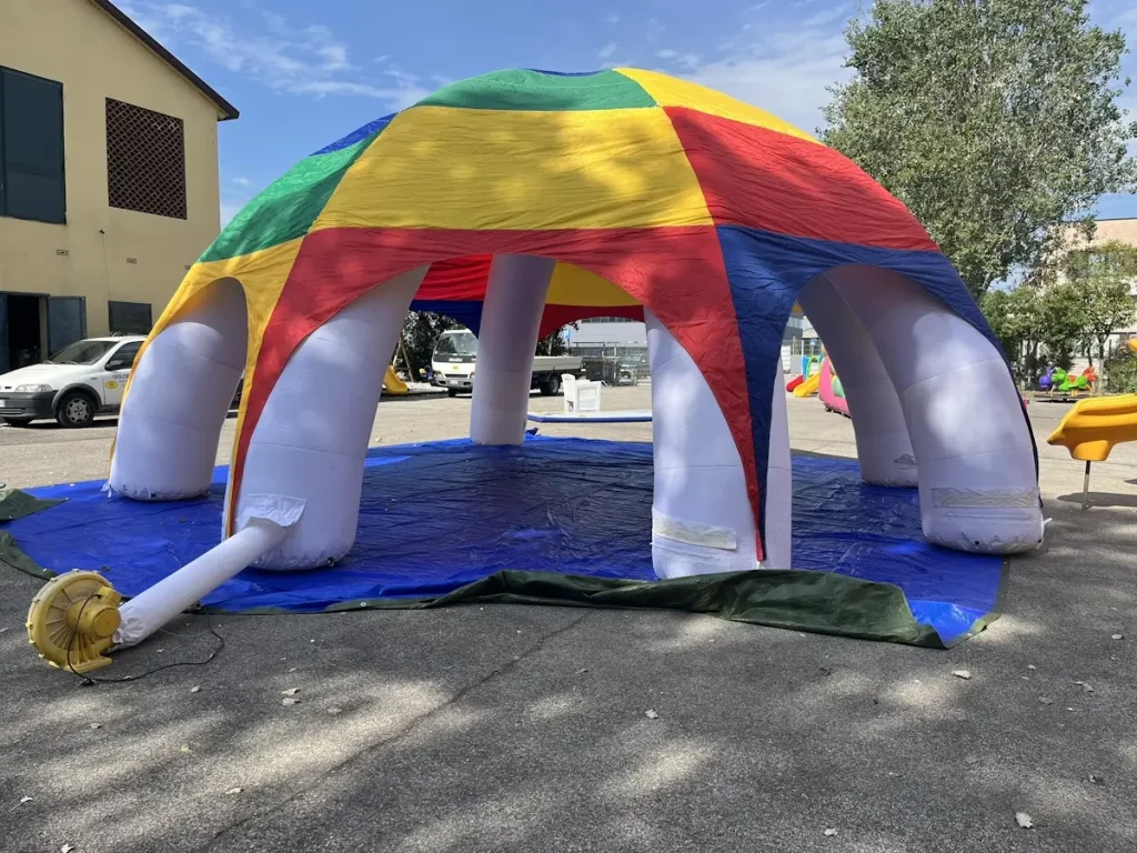 esposizione gioco gonfiabile pubblicitario beach igloo f4 mostra
