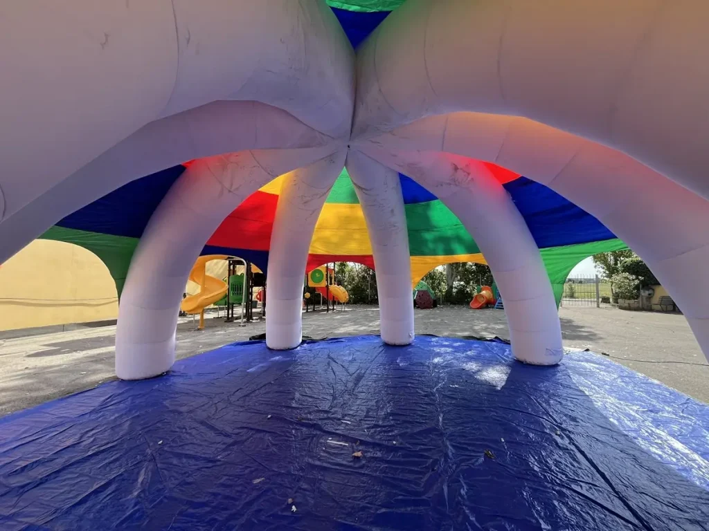 esposizione gioco gonfiabile pubblicitario beach igloo f5 mostra