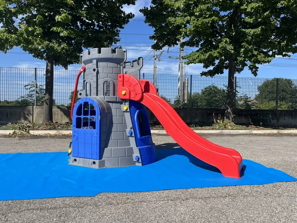 esposizione gioco per giardino altalena e scivolo torre scivolo medievale f2 mostra
