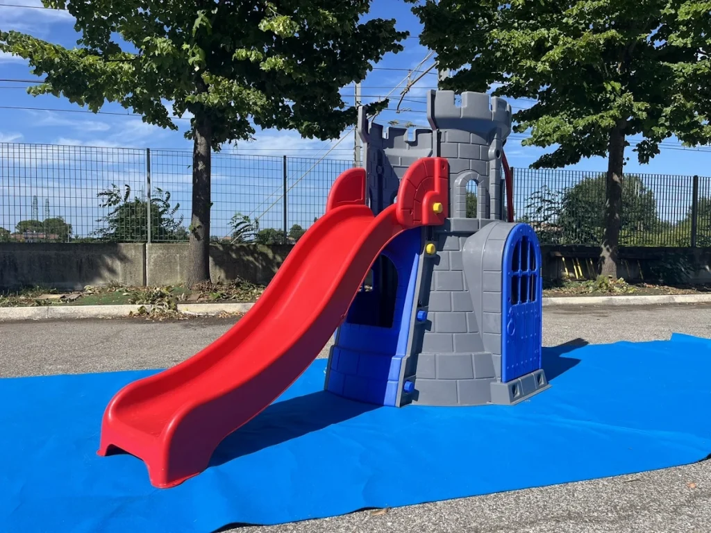 esposizione gioco per giardino altalena e scivolo torre scivolo medievale f3 mostra