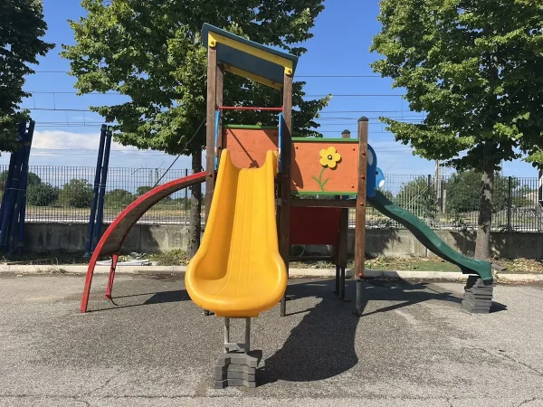 Immagine allegata all'offerta relativa al prodotto "Torretta in Legno due Scivoli"