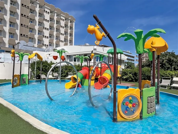 realizzazione family hotel torre pedrera f1 spray park