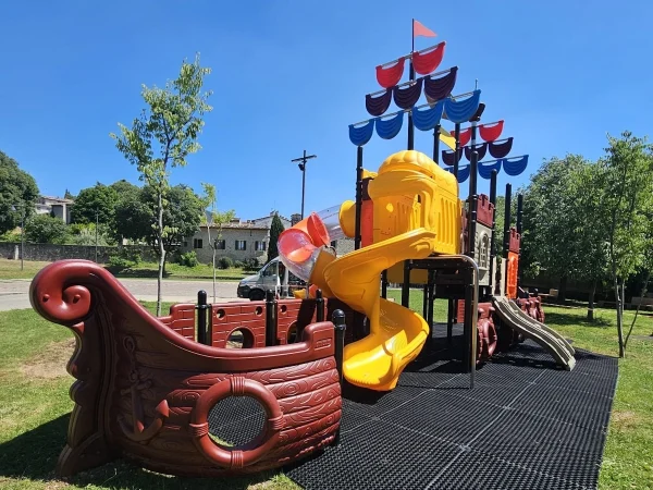 realizzazione parco pubblico e scuola f2 gioco per bambino